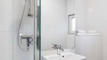 Douche, sèche-cheveux, serviettes fournies, savon