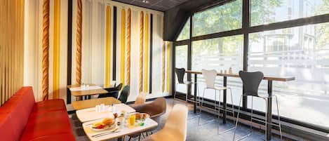 Desk, blackout drapes, soundproofing, free WiFi