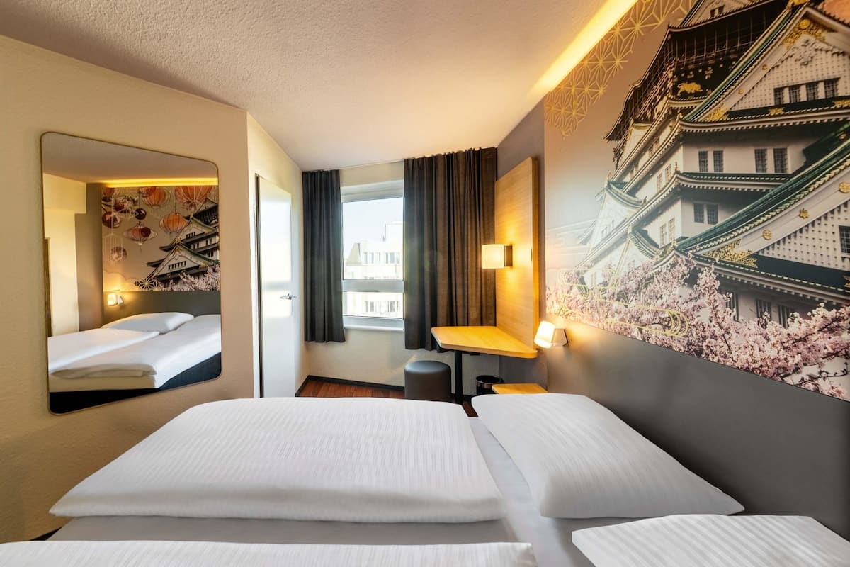 Desk, blackout curtains, soundproofing, free WiFi