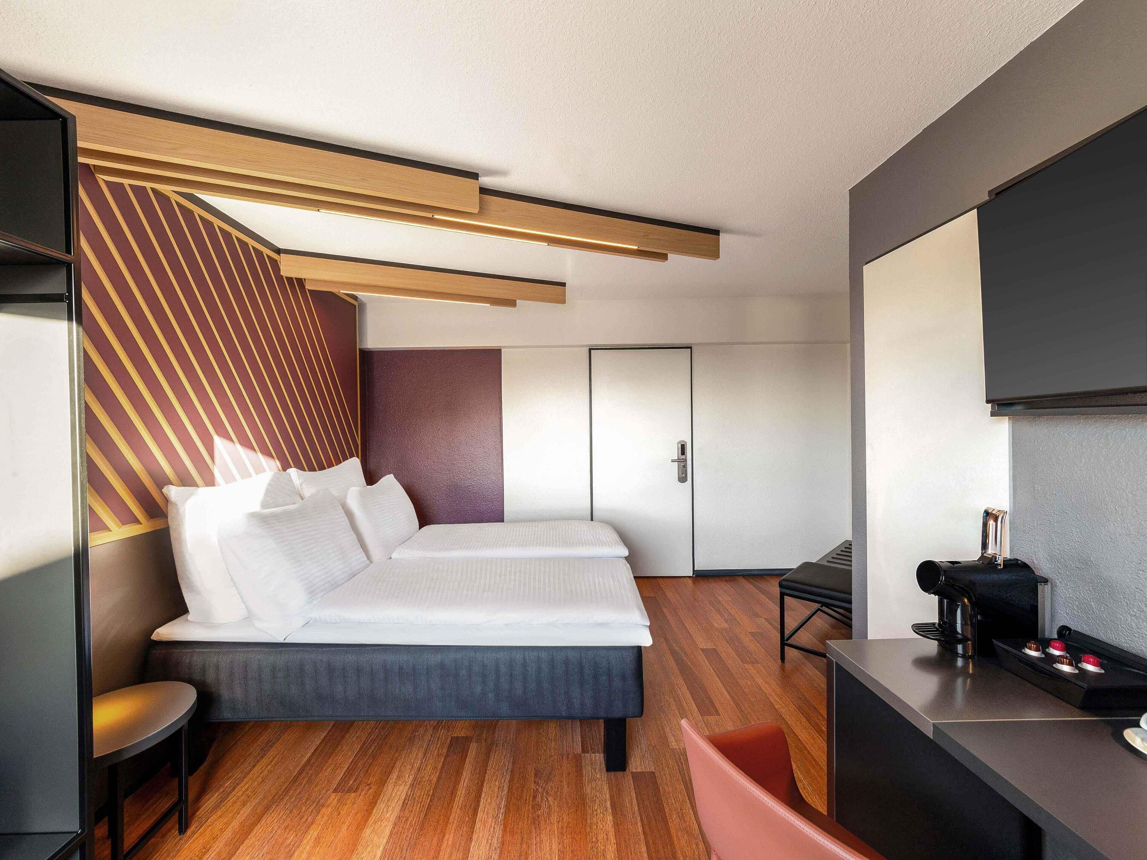 Escritorio, cortinas blackout, sistema de insonorización y wifi gratis 