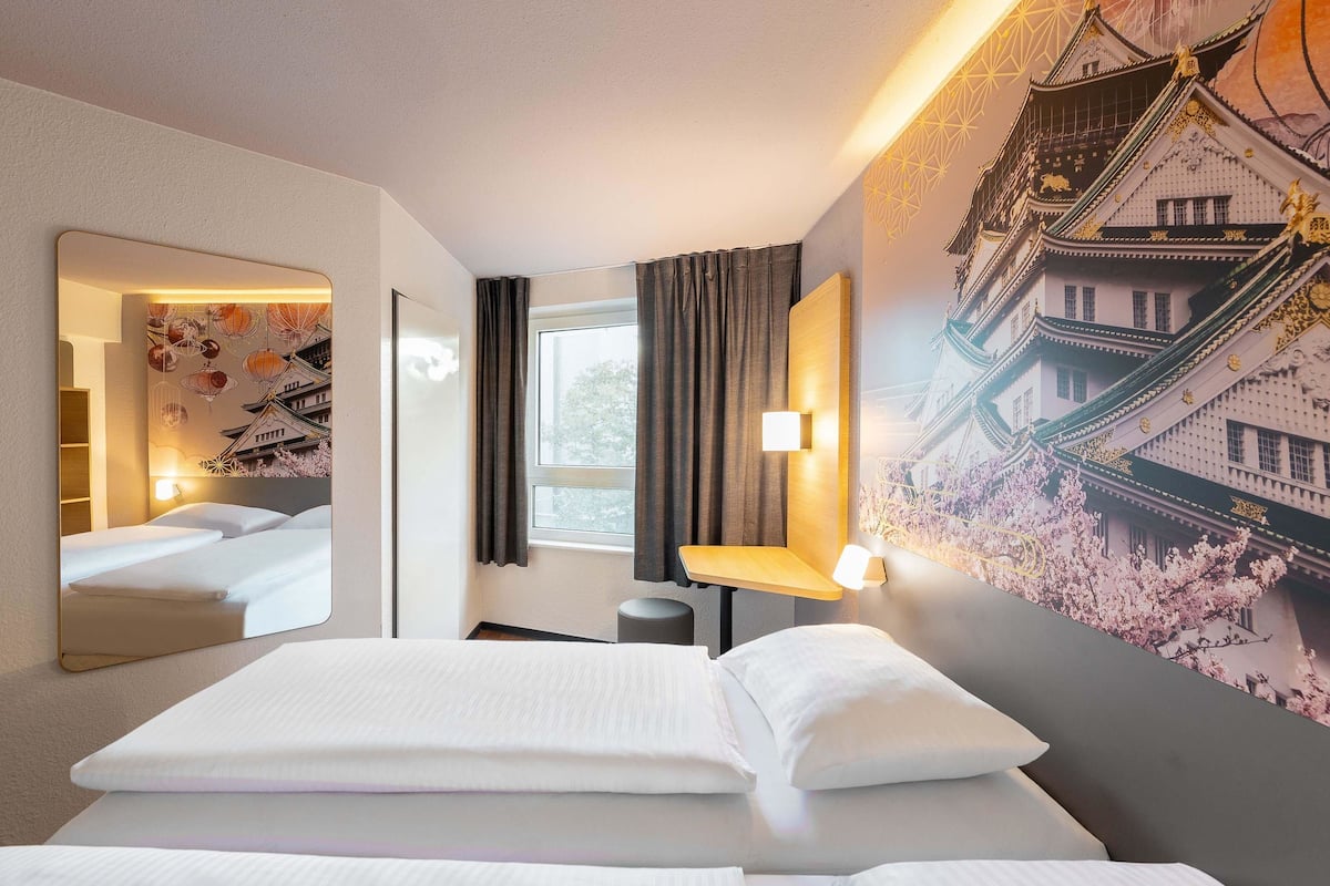 Desk, blackout curtains, soundproofing, free WiFi