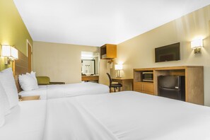 Desk, laptop workspace, blackout curtains, iron/ironing board - Days Inn & Suites by Wyndham Arcata (Arcata)