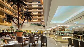 6 restaurantes; se sirven desayunos, almuerzos, cenas y cocina italiana