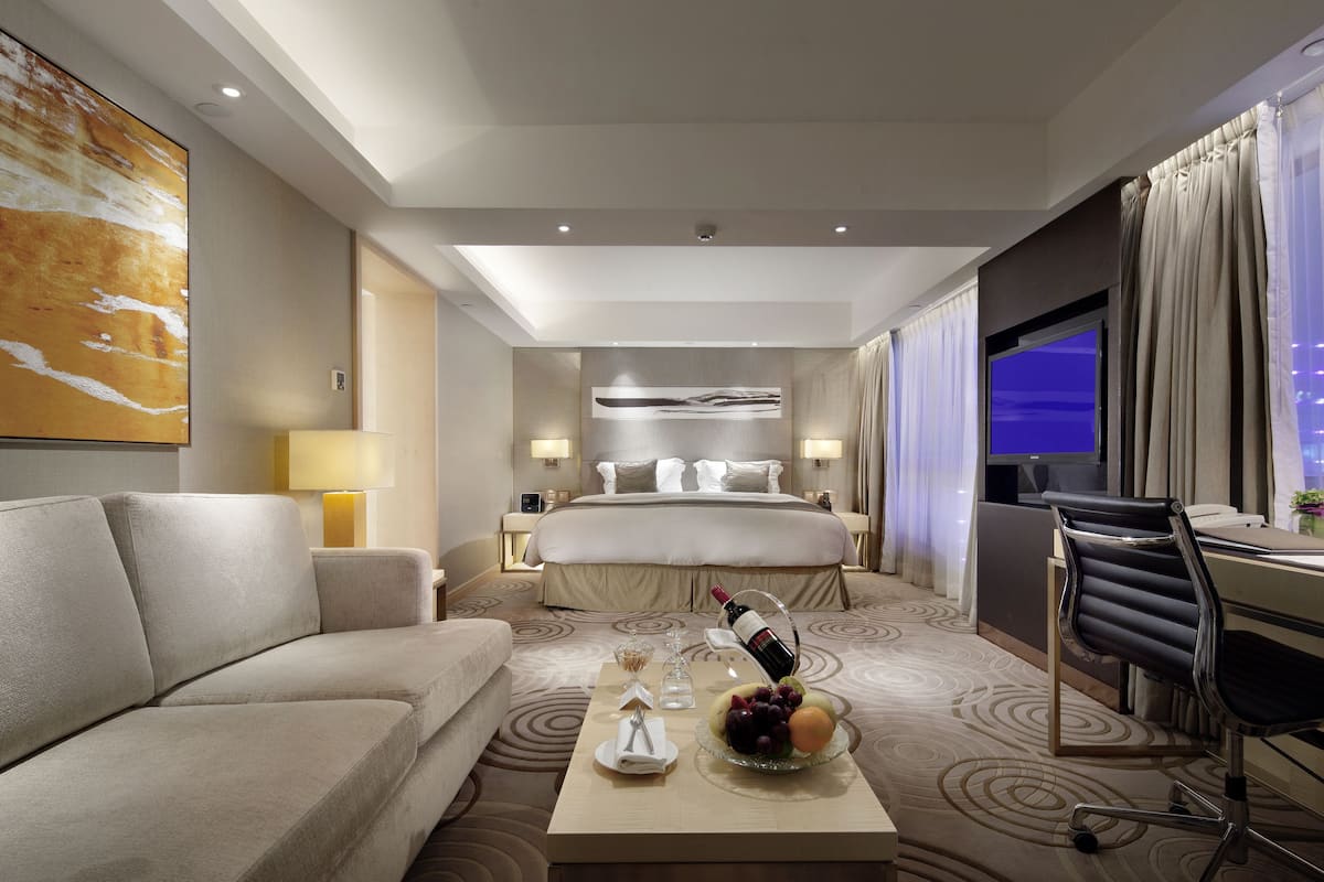 Junior Suite | In-room safe, desk, laptop workspace, free cots/infant beds