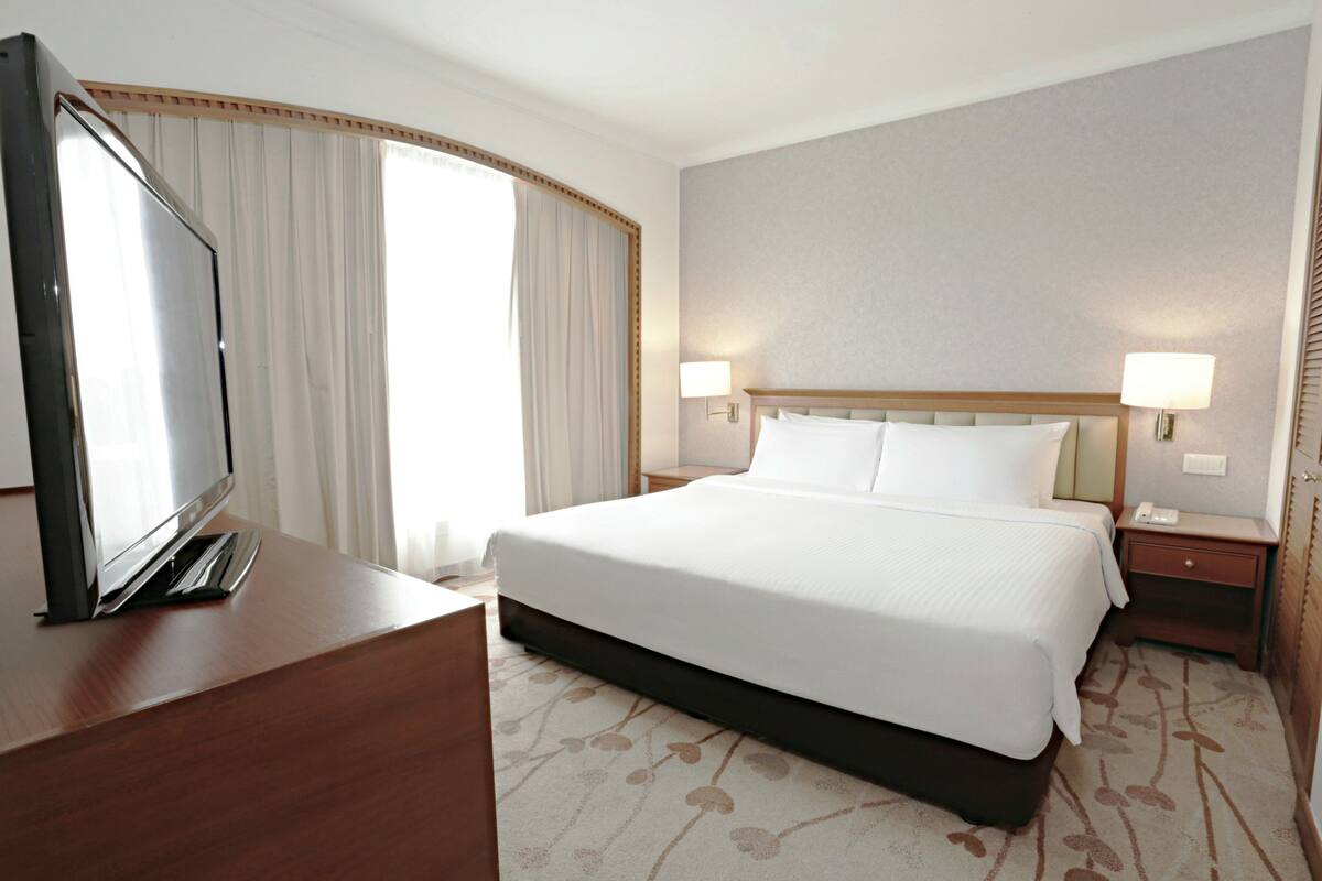 Suite, Club Lounge Access | In-room safe, desk, iron/ironing board, WiFi (free)