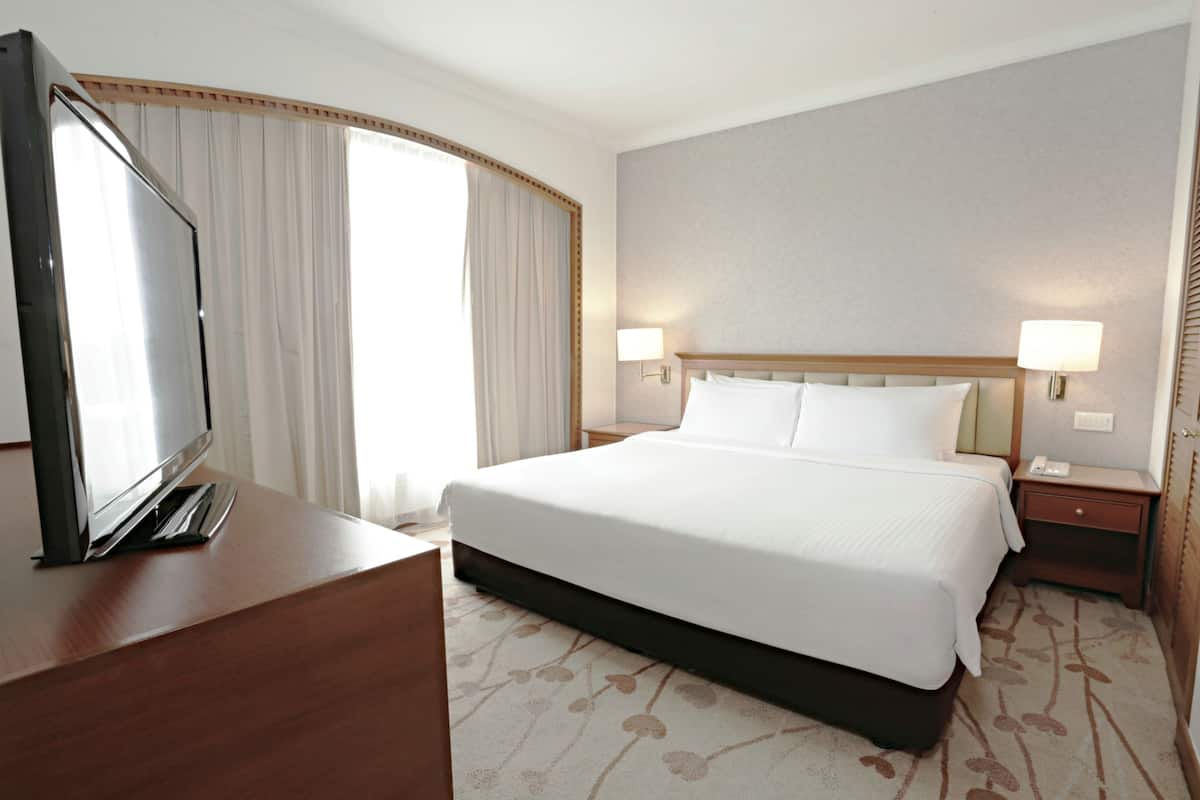 Suite, Club Lounge Access | In-room safe, desk, iron/ironing board, free WiFi