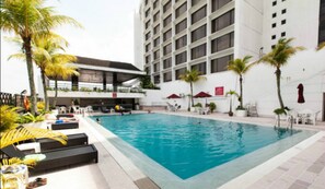 Piscina externa, espreguiçadeiras