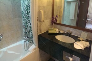 Secador de pelo, bidet, toallas