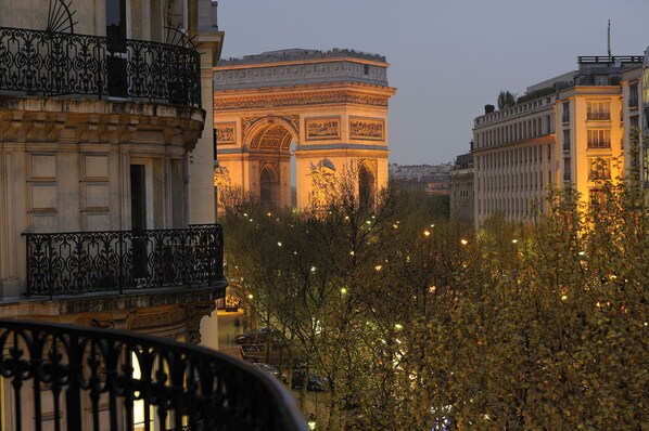 Executive Room | View from room - Royal Hotel Paris Champs Elysées (Paris)
