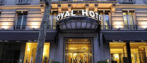 Façade de l’hébergement - soirée/nuit