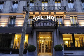 Front of property - evening/night - Royal Hotel Paris Champs Elysées (Paris)