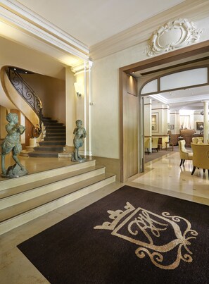 Interior entrance - Royal Hotel Paris Champs Elysées (Paris)