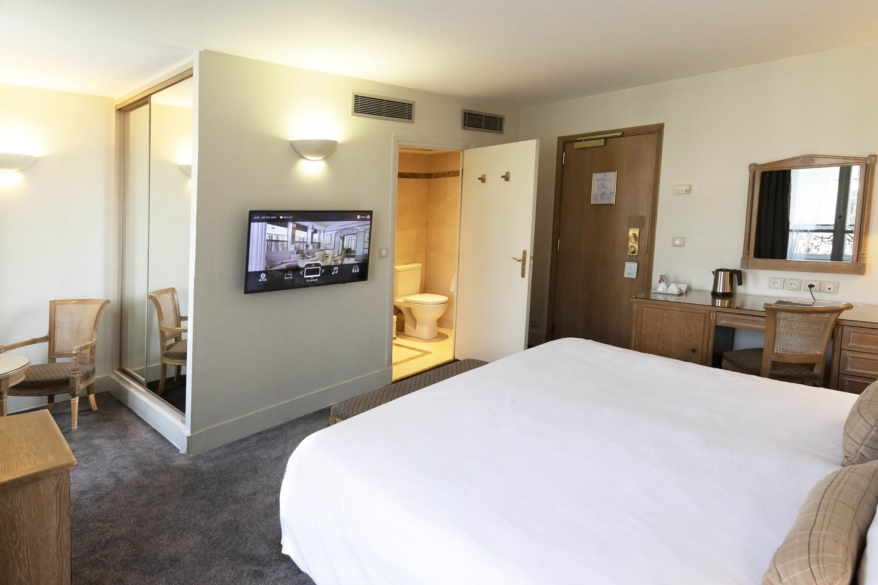deluxe room | minibar, in-room safe, individually decorated, individually furnished