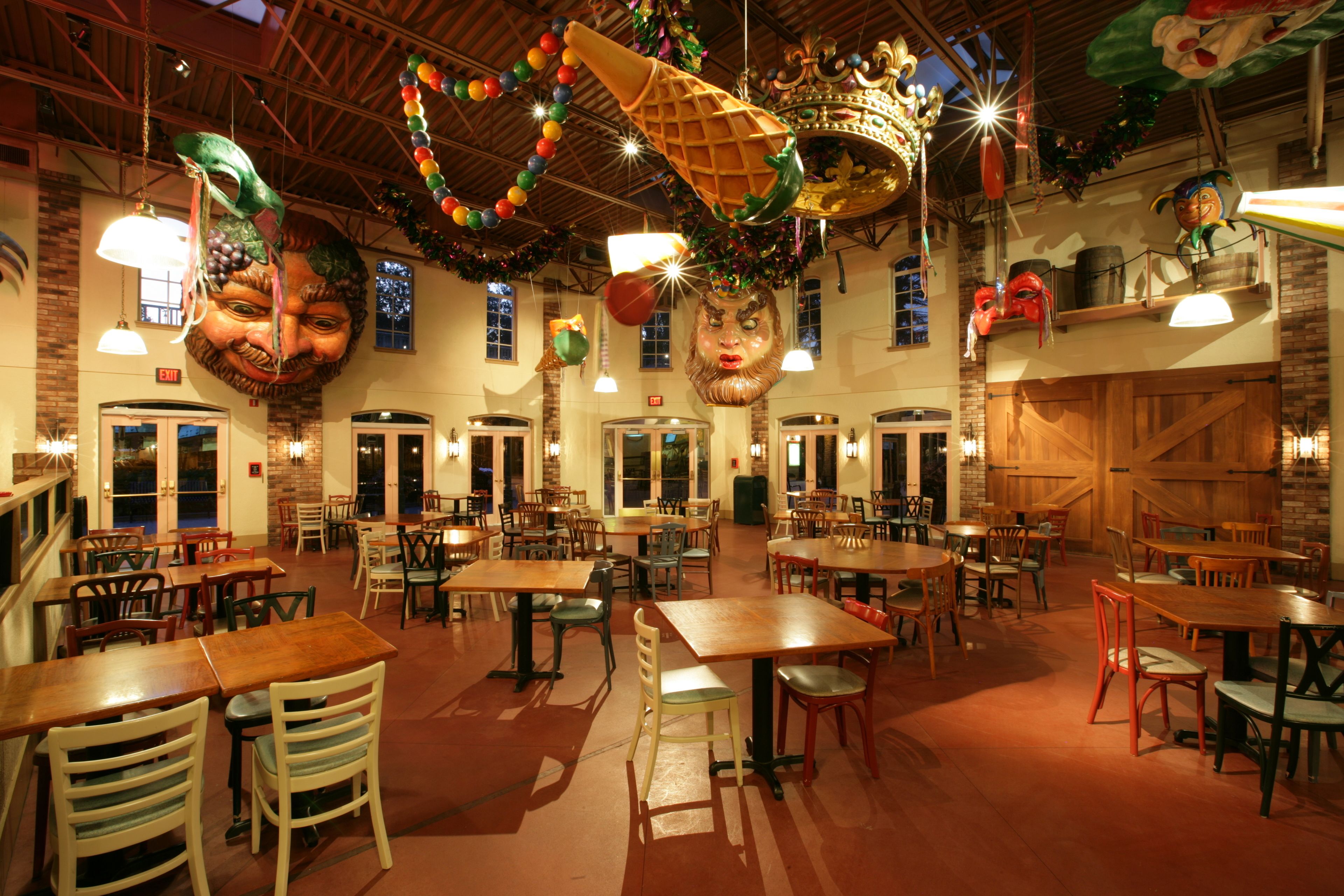 供应早餐、午餐和晚餐