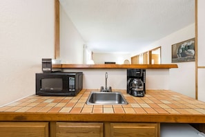 Kühlschrank, Mikrowelle, Wasserkocher mit Kaffee-/Teezubehör