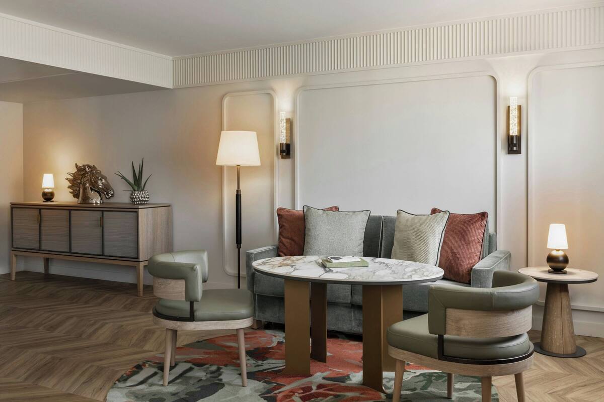 Suite, 1 habitación (View) | Sala de estar | Televisión de pantalla plana de 49 pulgadas con canales vía satélite 