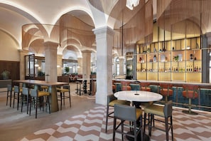 Bar (on property) - Imperial Riding School, Autograph Collection (Vienna)