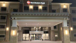 A hotel entrance with a sign reading "BW Best Western PLUS".