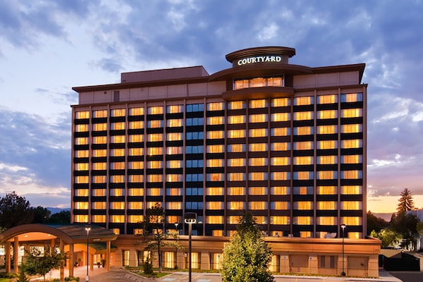 Voorkant accommodatie - avond/nacht