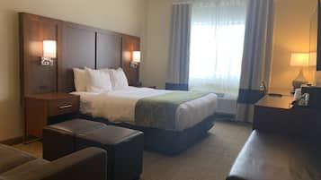 Suite, 1 queensize bed met slaapbank, toegankelijk voor mindervaliden, niet-roken (Accessible Tub) | Een bureau, een laptopwerkplek, verduisterende gordijnen