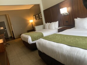 Suite, 2 queensize bedden, niet-roken | Een bureau, een laptopwerkplek, verduisterende gordijnen