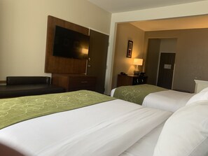 套房, 2 張加大雙人床, 非吸煙房 | 書桌、筆電工作空間、遮光布/窗簾、熨斗/熨衣板