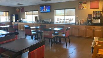 Café da manhã para viagem grátis todos os dias