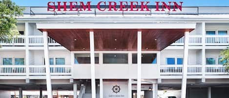 En toetagers bygning med skilt der viser "SHEM CREEK INN".