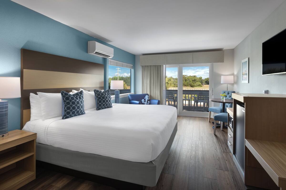 Deluxe King Marsh Side | Iron/ironing board, free WiFi, bed sheets