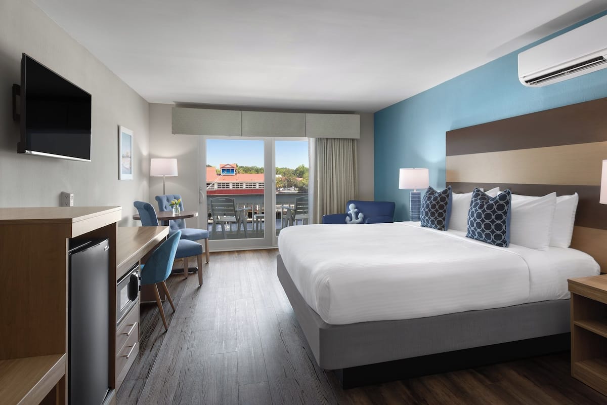 King Bed Creek Side | Iron/ironing board, rollaway beds, free WiFi, bed sheets