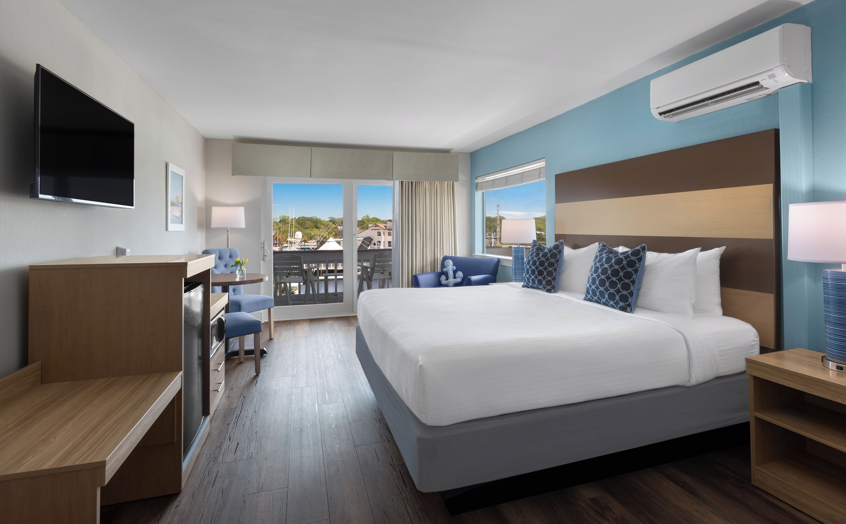 Deluxe King Creek Side | Iron/ironing board, rollaway beds, free WiFi, bed sheets