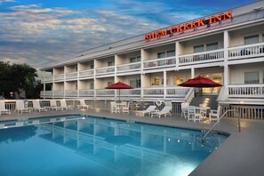 Outdoor pool - Shem Creek Inn (Mount Pleasant)