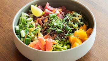Un plato de comida con diversos ingredientes.
