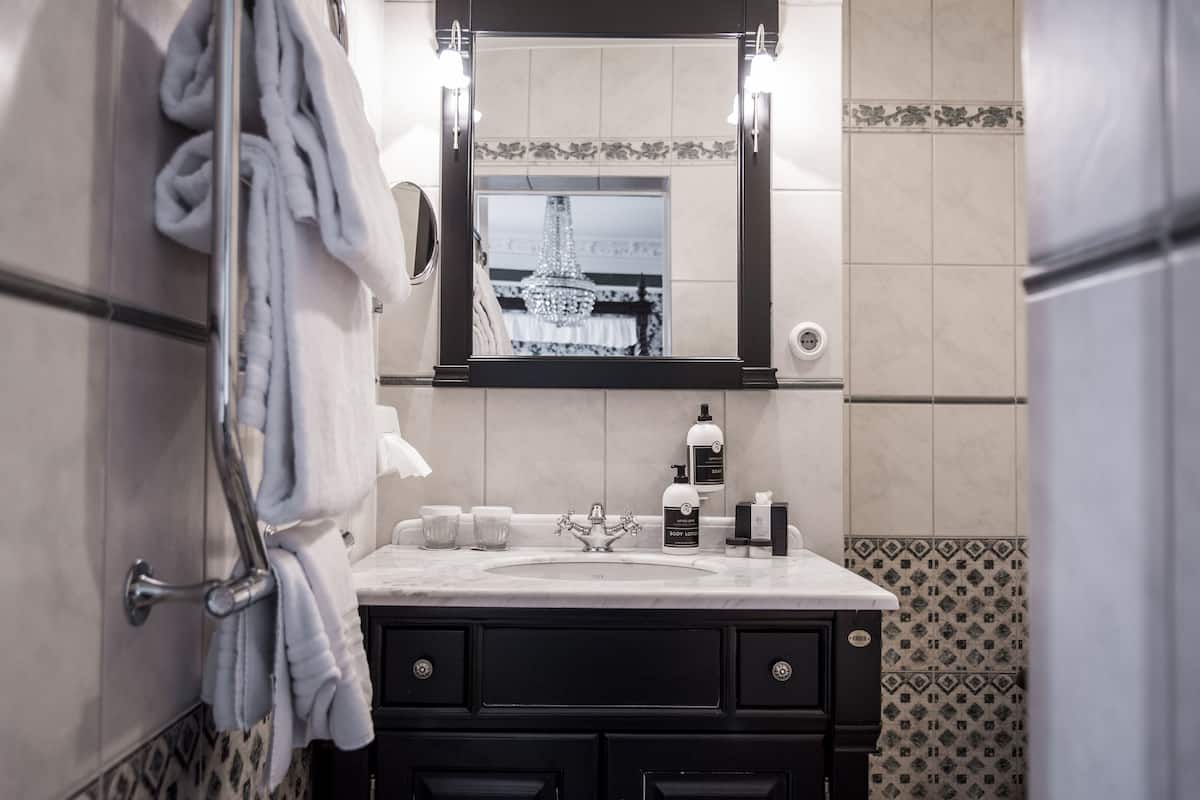 executive double room, city view | bathroom | free toiletries, hair dryer, towels