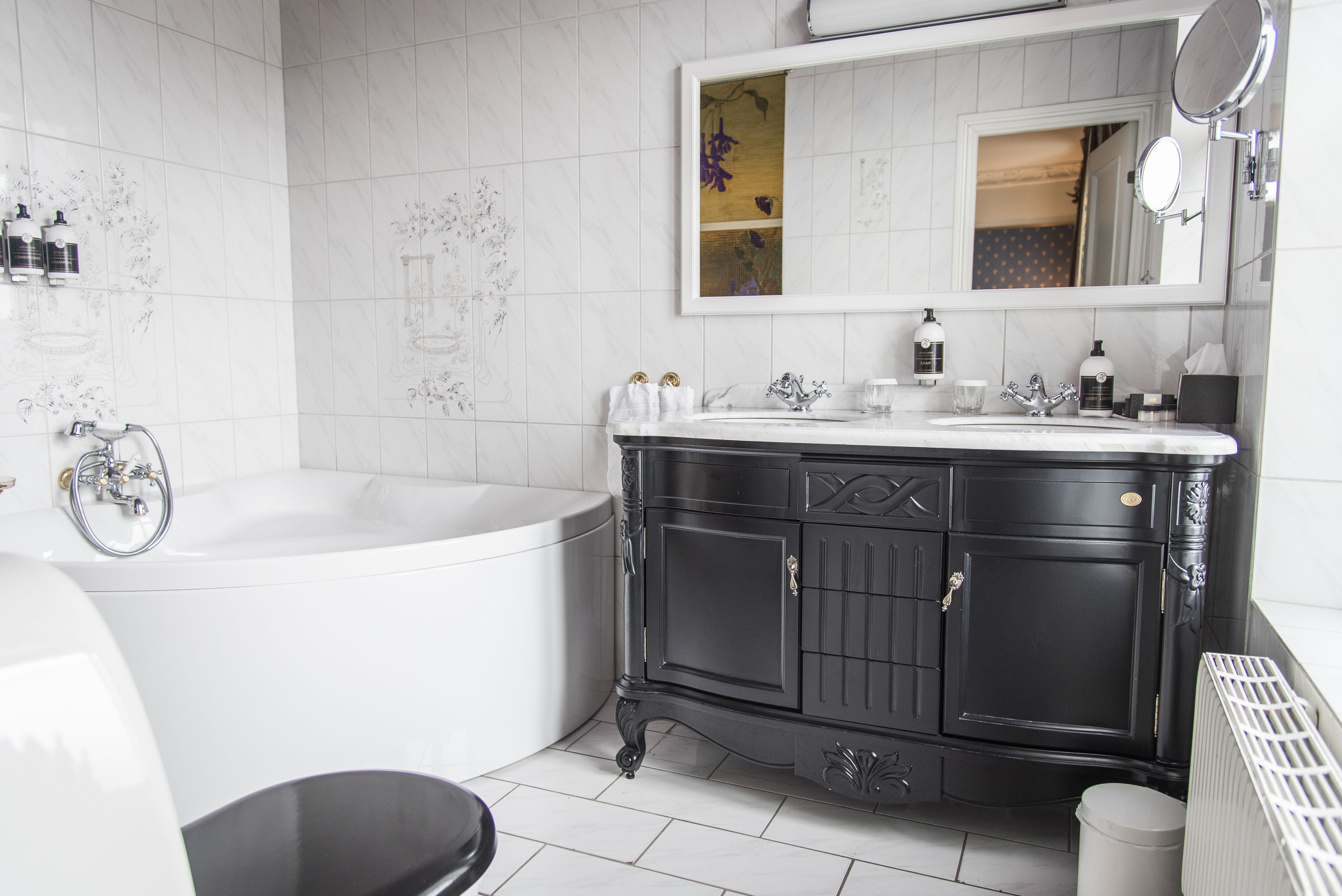 executive double room, balcony, city view | bathroom | free toiletries, hair dryer, towels