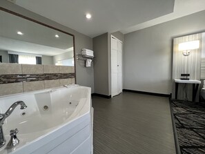 Suite studio, 1 très grand lit, non-fumeur | Bureau, rideaux d’obscurcissement, fer et planche à repasser