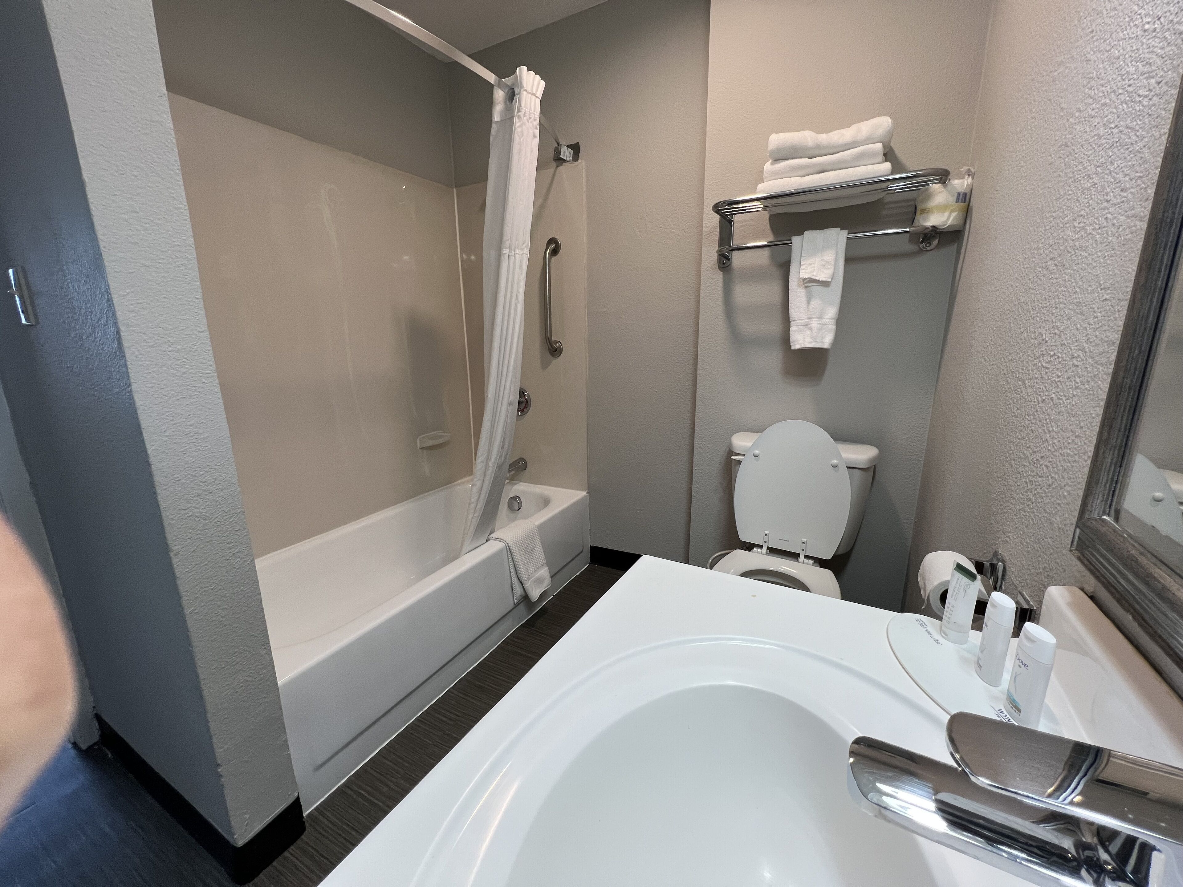 Duschwanne, kostenlose Toilettenartikel, Haartrockner, Handtücher