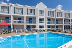 Una piscina al aire libre de temporada