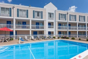 Una piscina al aire libre de temporada