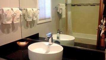 Standardzimmer, 1 King-Bett | Badezimmer | Kostenlose Toilettenartikel, Haartrockner, Handtücher