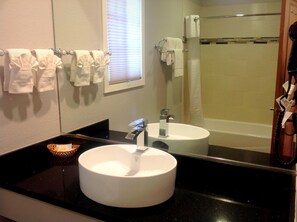 Habitación estándar, 1 cama King size | Baño | Amenidades de baño gratuitas, secadora de cabello, toallas 