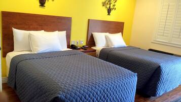 Hochwertige Bettwaren, Schreibtisch, Verdunkelungsvorhänge