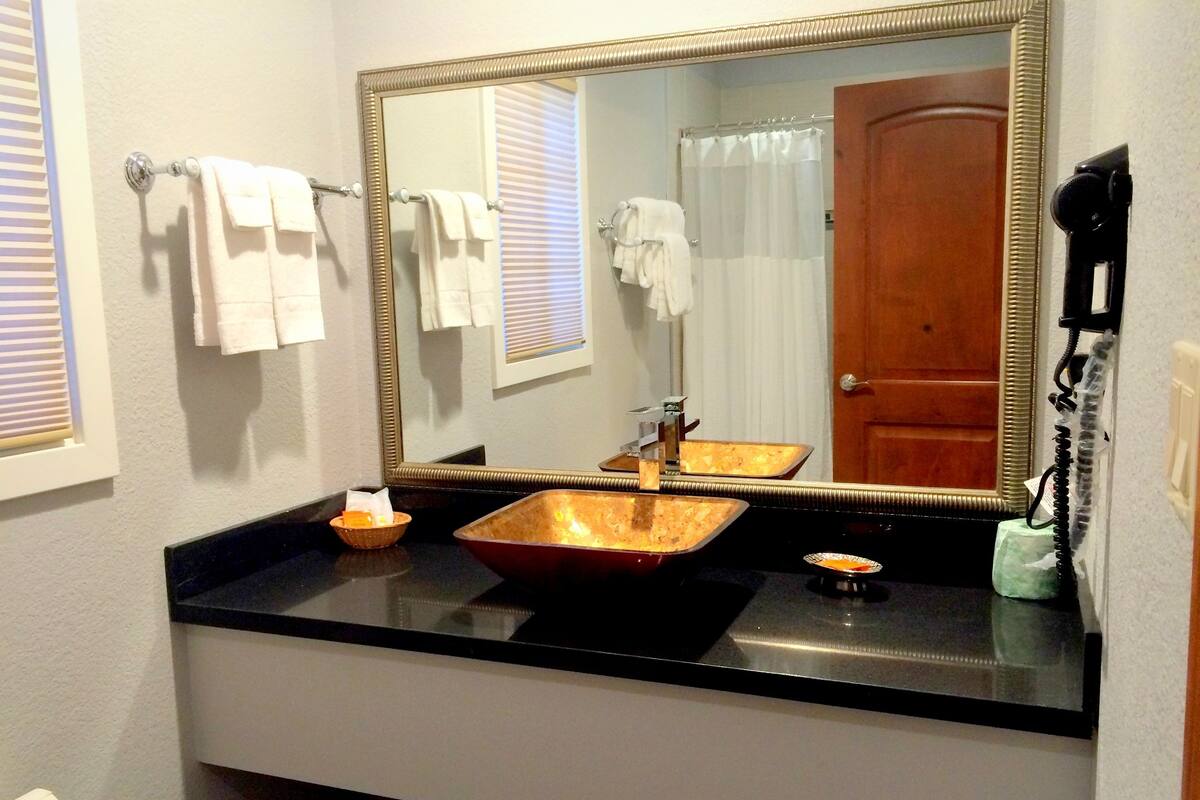 Premium bedding, desk, blackout drapes, WiFi (free)