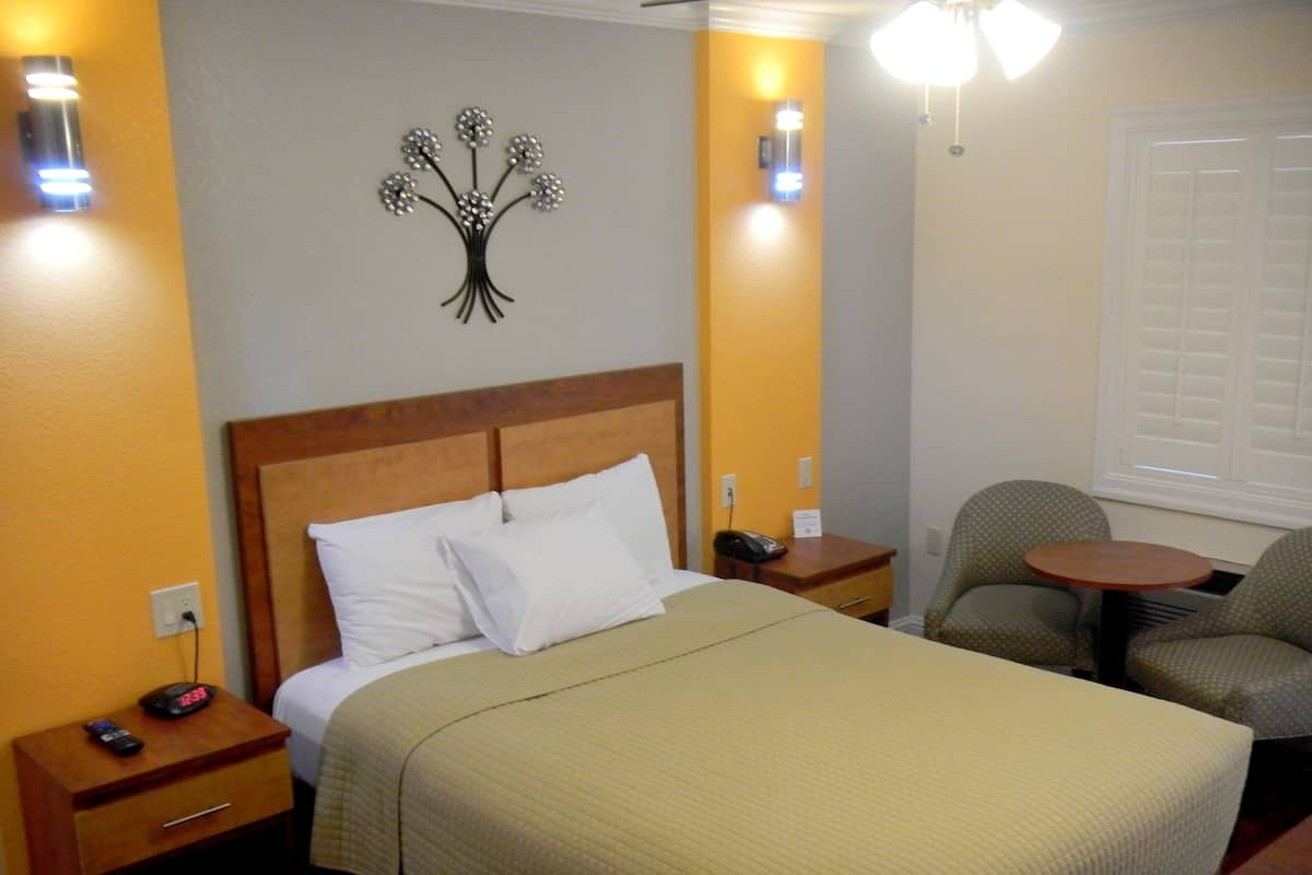 Premium bedding, desk, blackout drapes, free WiFi