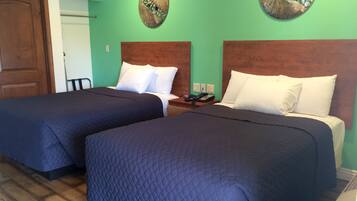 Habitación estándar, 2 camas dobles | Ropa de cama de alta calidad, escritorio, cortinas opacas y wifi gratis