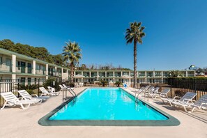 Una piscina al aire libre de temporada
