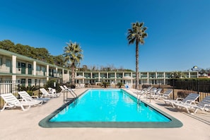 Una piscina al aire libre de temporada