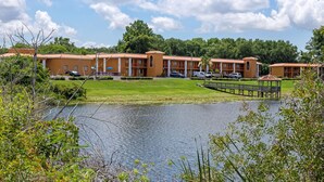 A hotel with multiple buildings, a pond, and a gazebo. - Quality Inn & Suites Mt Dora North (Mount Dora)
