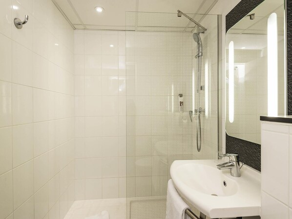 Skrivbord, mörkläggningsgardiner, ljudisolering och strykjärn/strykbräda