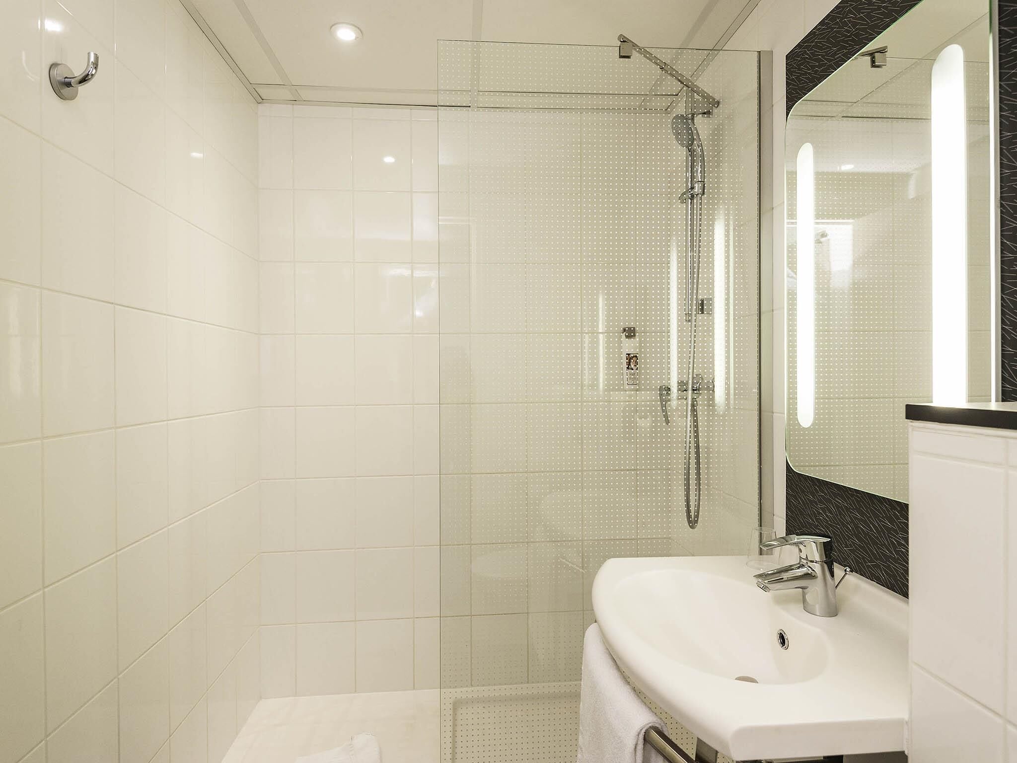 Schreibtisch, Verdunkelungsvorhänge, schallisolierte Zimmer